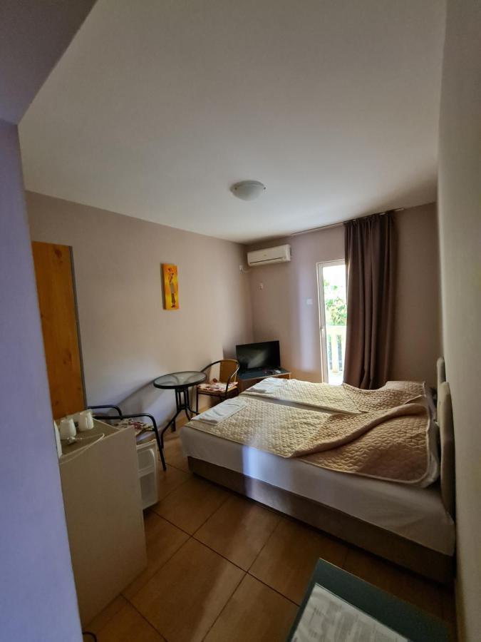 Hibiscus Guest House บุดวา ภายนอก รูปภาพ